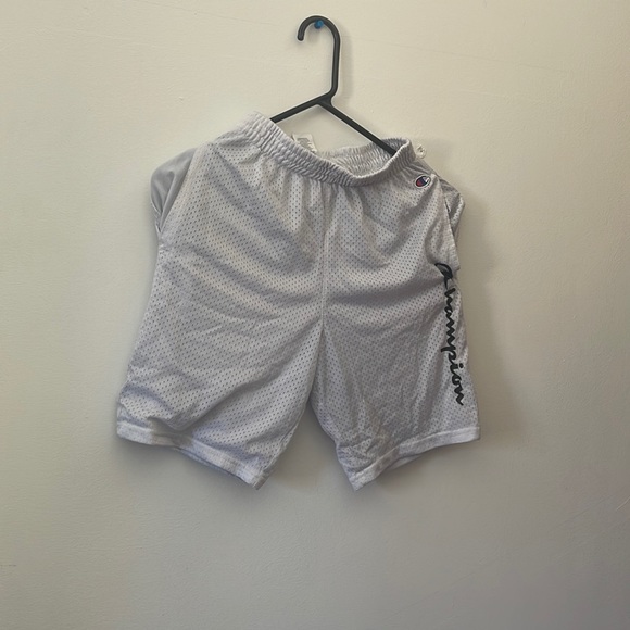 It is a white shorts - Picture 1 of 3